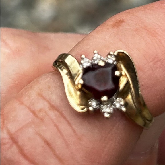 14 yellow gold garnet ring with Diamond accents - Picture 2 of 4